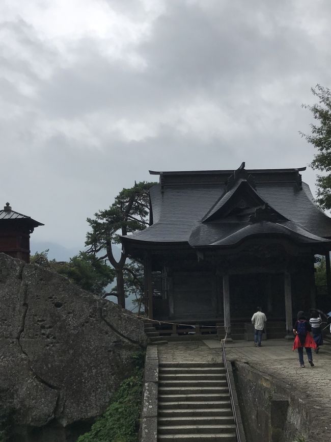 2017年10月10日(火)旅行2日目<br />星野リゾート磐梯山温泉ホテル⇒上杉神社⇒HATAKE Cafe⇒山形観光物産館ぐっと山形⇒山寺立石寺⇒仙台市天文台⇒瑞鳳殿⇒宮城縣護国神社⇒仙台城(青葉城)跡⇒仙台泉プレミアムアウトレット⇒仙台ロイヤルパークホテル<br /><br />旅行2日目、今日も盛りだくさんの日程です。山形から蔵王エコーラインを走り、蔵王の御釜に行き仙台に抜ける予定でしたが天候が悪く、御釜に行けませんでした。予定を大幅に変えましたが、かわいいカフェに行けたりアウトレットにも行けました。