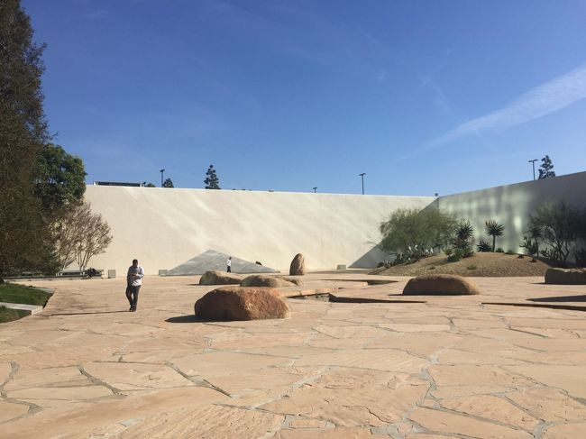 カリフォルニア州サンタアナのジョンウェイン空港で時間を持て余したため、近辺で何か出来ないか検索したら、近くに日系アメリカ人の芸術家、イサム・ノグチ氏が設計した庭園があることを知り、ウーバーを使って見学してきました。<br /><br />イサム・ノグチ氏の作品は、米国東海岸では、ニューヨーク市クイーンズのアストリアにある「Noguchi Museum（ノグチ博物館）」で鑑賞することができますが、マンハッタンのあちこちにパブリックアートのかたちでも見ることができます。例えば、ダウンタウンのチェースマンハッタン銀行前にある「Sunken Garden（サンケンガーデン）」は代表作の一つとして知られています。<br /><br />コスタ・メサにあるノグチ・ガーデンはビルとビルの間に位置しており、別途入場料をとるような施設ではありません。そのため、ウーバーの運転手に連れて行ってもらった際は、場所を見つけるのに少し苦労しました。