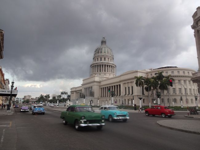 2017年のGWは曜日の並びで5連休。去年の6連休には及ばないものの、遠出にはもってこいということで、カリブの大国キューバに狙いを定め予定を練りました。キューバはとても安全な国で旅行しやすいといったことや、半年前、カストロ前国家評議会議長が亡くなったことでどのような変化があるかという興味と、昨今の政治情勢の変化により、変わってしまう前に行きたかったということもあり、即決でした。<br />ただ、1カ国だけでは物足りないと思い往復行程を調べると、ちょうどANAがメキシコ線を2月に開設し、キューバへの往復にも便利なことから、これを使い帰りがけにそのメキシコにも寄ってみようと思いました。ちょっと欲張りな計画でしたが、GW前後半日ずつ休暇を取って7日の日程で回ってきました。キューバの首都ハバナは、古き良きスペインコロニアルの街並みや、色とりどりのクラシックカーが現役で走り回る、予想以上に平和で楽しいところであり、おまけで訪れたメキシコもコロニアル建築と現代建築が融合した美しい街並みのメキシコシティや、世界第3位のピラミッドのあるテオティワカン遺跡など過密なスケジュールながら、ひと通り見ることができました。<br /><br />日程は以下の通りです。<br /><br />1日目（5/2）成田発 ⇒ メキシコシティ ⇒ ハバナ<br />2日目（5/3）ハバナ市内観光<br />3日目（5/4）ハバナ市内観光<br />4日目（5/5）ハバナ ⇒ メキシコシティ ⇒ テオティワカン遺跡・メキシコシティ市内観光<br />5日目（5/6）メキシコシティ市内観光 ⇒ 空港<br />6日目（5/7）メキシコシティ ⇒ 成田<br />7日目（5/8）成田到着日<br /><br />今回は３日目③です。<br />