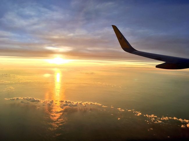 セブ→成田への飛行機からの写真。<br />飛行機から見る、夕陽と朝日は格別でまた飛行機に乗ってどこかに旅に出たくなります