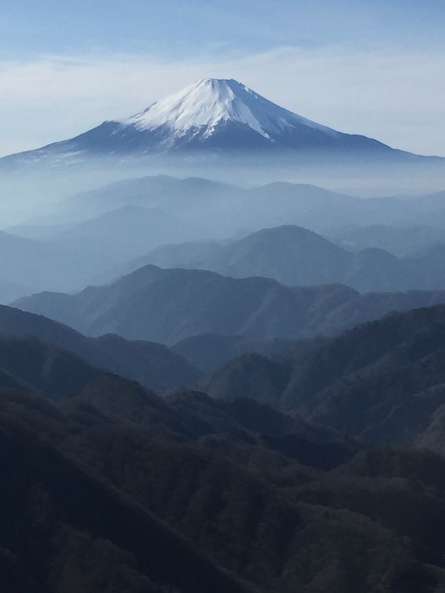 丹沢の塔ノ岳まで鍋割山経由で登りました。鍋割山では名物の鍋焼きうどんを頂いて元気をつけた後、塔ノ岳まで一気に登りました。塔ノ岳の頂上からの富士山は途中に一切人工物が入らない絶景ですが、この日は特に美しい靄がかかって、まるで絵画のような富士でした。今までで私が見た最高の富士山を写真に収めることができました。