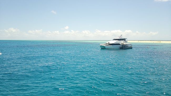 オーストラリアの世界遺産、グレートバリアリーフを堪能する旅。<br />これまで家族の念願だった「日本の冬(南半球は夏!)にオーストラリアを巡りたい!」を叶えることができました。<br />…といっても、そんな豪華な旅でなく、ネットの旅行代理店を通して、地道にお値段を抑える努力に励み、セコく作り上げた庶民旅行です(笑)<br /><br />中部空港セントレアを夕方発~台北経由~香港トランジット~シドニー翌日午前着の8日間です。<br /><br />現地1日目…シドニー市内観光<br />2日目…オプショナルツアーで世界遺産ブルーマウンテン~ケアンズ移動<br />3日目…ケアンズ・ミコマスケイ(本旅行記はこの日のものです!)<br />4日目…キュランダ観光<br />5日目…ケアンズ~ゴールドコースト移動<br />6日目…グリーンマウンテン・ゴールドコースト市内観光<br /><br />といった具合です。<br />写真も、古いアンドロイドのスマホで頑張って撮ったものです。<br /><br />みなさんの今後のご旅行の参考になれば幸いです。<br /><br /><br />