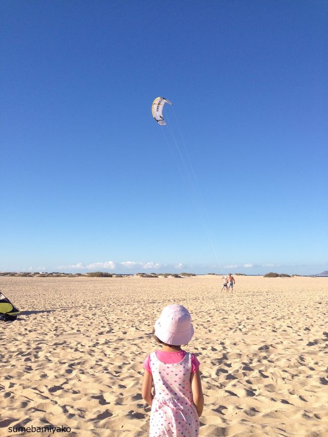 カナリア諸島、子連れフエルテベンチュラ旅行記です。<br />12月で平均20度くらいでしたが、風がなければ日が強いので、日焼けします。<br />パリ生活記などは、すめば都で。<br />http://sumebamiyako.jugem.jp/<br />