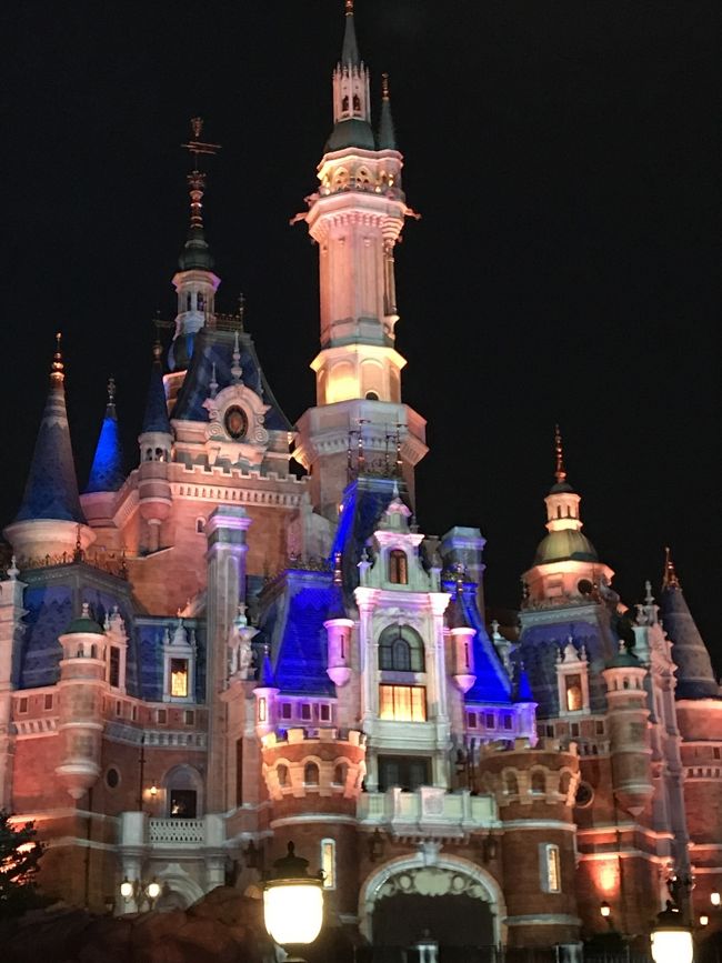 ディズニー好きな母と子供9歳の旅 上海ディズニーは11月の3連休に行き2回目です。<br /><br />航空券<br />行き JAL<br />帰りCZ 79090円 大人1名、子供1名<br /><br />ホテル<br />トイストーリーホテル ガーデンビュー 2泊 28000円位<br />ノボテル上海クローバー2泊 24000円位<br />プレミアムルーム<br /><br />空港からトイストーリーホテルまで<br />タクシー1600円位 復路ホテルバス無料<br />空港バス4000円往復<br /><br />