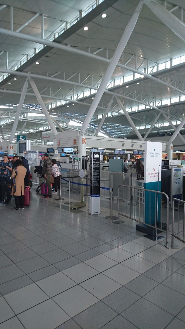 福岡空港!探訪物語で国際線ターミナルを紹介して早6年。管理画面からも未だにアクセスが続いています。<br /><br />しかし福岡空港再編などで変わっているのでそろそろ変更しようと思いこのブログを作りました。最近福岡空港ではLCC利用の方が多いので作る価値はある?のかなと思って寒い中取材に行きまいした。<br /><br />なおこの情報は2018年1月現在の情報です。<br />