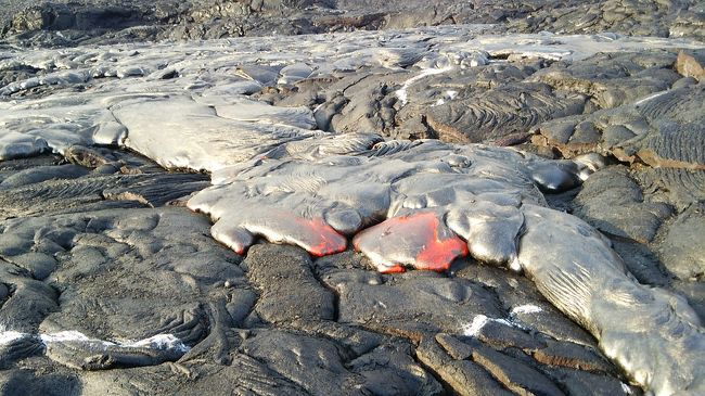 生まれたての溶岩との出逢い<br />赤くうごめくトロトロの溶岩を探して溶岩大地を歩いた。<br />暑く照りつける太陽と海からの風を受けながら、たどり着いた先に今までに見たこともない光景を目の当たりにして、溶岩の熱気に圧倒した。<br />溶岩大地は足場も良いわけでない。高低差もある。しかも赤く動く溶岩に出逢えるかどうかわからない道のり。黙々とひたすら歩く。これを差し引いても～<br />行って良かった!!