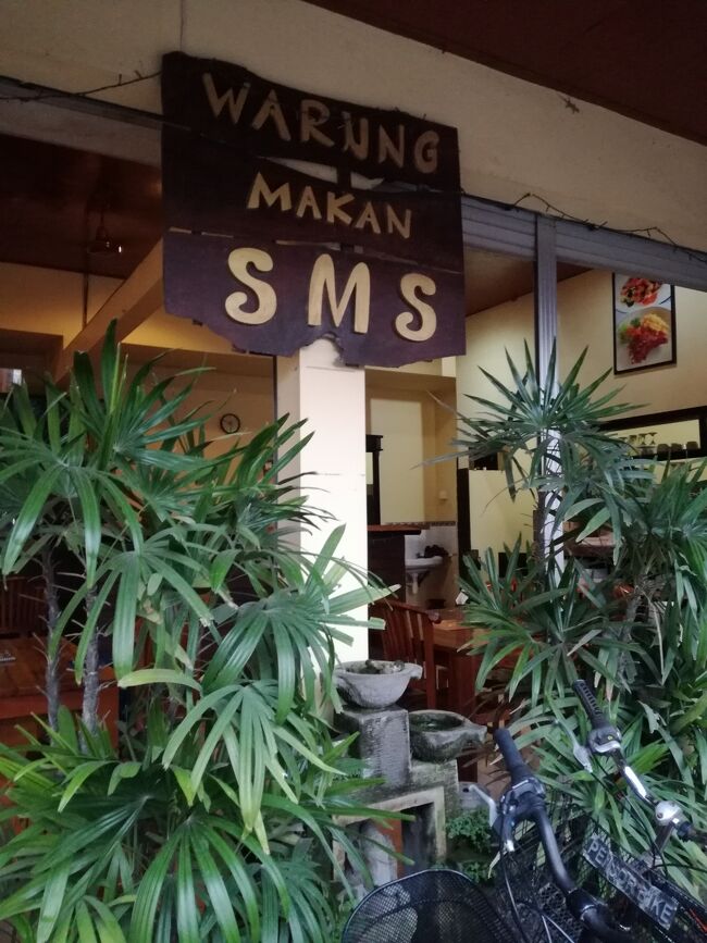 Warung Makan SMS Sanur<br />https://goo.gl/maps/nhBPTRyNutG2<br /><br />サヌールで5泊しても、昼夕食で10軒しか行けないんだよ"(-""-)"<br />気になったワルン、食べ物などなど躊躇することなく攻めないと(笑)<br />サヌールdeごはん2では「裏通り」にあっても旅行者が行きやすいワルンをご紹介しまーす。<br /><br /><br /><br /><br /><br />