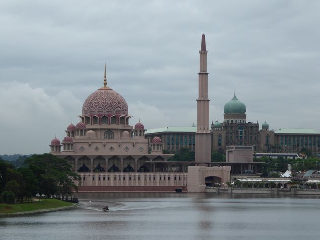 マレーシアとタイ、どちらも大好きな国なので、今回は欲張って一度に両方に行く航空券を早々に手配しました。<br />クアラルンプールで2泊、バンコクで3泊の日程です。<br />一人旅とはいえ、今回はずいぶん多くの方と話す機会がありました。<br />現地の方に人懐っこい笑顔で応えてもらったり、旅行中の方々に親切にしていただいたり…。<br />普段は割と仏頂面で歩いていることが多い僕ですが(笑)、今回の旅行では多くの方々と触れ合うことで、本当に楽しい時間を過ごすことができました!<br />クアラルンプールもバンコクも数回目の訪問なので、メジャーな観光地よりも、主に下町の散歩に時間を割きました。<br />かなり自己満足な旅行記に終始してしまうと思いますが、宜しければお付き合いのほどお願いいたします!<br /><br />フライトスケジュール<br />1月1日 新千歳→羽田 NH82 (当日空港でNH78に変更)<br />1月2日 羽田→クアラルンプール NH885<br />1月4日 クアラルンプール→バンコク OD520<br />1月7日 バンコク→羽田 NH848<br />1月7日 羽田→新千歳 NH79<br /><br />ホテル<br />クアラルンプール:ジャーナル ホテル<br />バンコク:ホテル クローバー アソーク