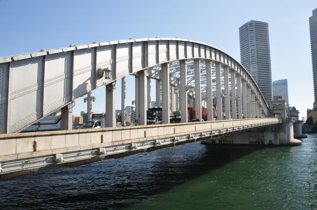 勝鬨橋は、昭和15年（1940年）に完成し、昭和45年（1970年）まで可動していました。橋桁の中央が「ハ」の字に跳ね上がる日本最大規模の跳ね橋で、延長は246mあります。<br />この橋の橋脚内見学ツアー に参加しました。（約1時間）<br />◆都営大江戸線勝どき橋駅、東京メトロ築地駅より約10分