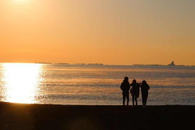 明けましておめでとうございます。<br />お正月はいかがお過ごしでしたでしょうか?<br />私は友人トラベラーさんと一緒に初日の出を見に行ってきました。<br />去年は大山阿夫利神社、今年は茅ヶ崎サザンビーチから見事な初日の出を見ることができました。<br />きっと来年も友人トラベラーさんと初日の出を見に行くんだろうな!来年はどこから見ようかな?なんて思いながら、この旅行記を書いています。<br /><br />今年もどうぞよろしくお願い致します!