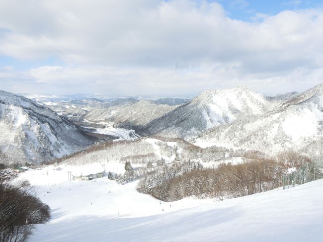 吹雪であったのですが、翌朝はいい天気!<br />市内からすぐの米沢スキー場で初滑りを夫婦で楽しみました。<br />本当は栗子国際スキー場と言う好きなスキー場に行きたかったのですが、残念ながら今シーズンも営業できないようです。<br />スキー場の経営も大変なんですね。
