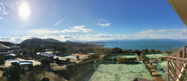 香川県の小豆島で2018年の新年を過ごしました。<br /><br />高松出港12:35で小豆島の土庄港入港が13:35です。<br />フェリーにマイカー載せて行きました。<br /><br />のんびりとした正月の1日を小豆島のホテルで過ごしました。<br /><br />のんびりしすぎて写真も少ないのんびり旅行記になりました。