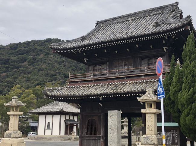 先日、私的にかかわりのある山口県光市の室積まで、青春18きっぷを使って行ってきました。すでに正規の発売が終了した後だったので金券ショップで2日X2人の4回分のチケットを握りしめて、早朝大阪から姫路、岡山、糸崎、広島、岩国と経由して光まで、その1回目は光までの行程と、光市室積にある普賢寺と象鼻ヶ岬を見てきました。