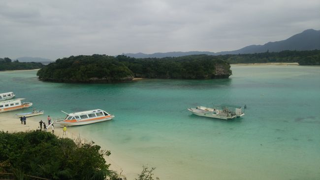 　川平湾の海の青さは綺麗でした。天気がいまいちなのに海が青い！<br />ミシュランガイド3つ星と話題になっていたので、ぜひ行きたいと思っていました。<br /><br />　１日目　石垣島ドライブ<br />　２日目　離島巡り<br />　３日目　石垣市内スイーツショップ１つだけ<br /><br />　１月は曇りで風が強く小雨が多いのですが、オフシーズンで料金が安く、飛行機の発着に影響がある台風を避けらるだろうと思い決めました。<br />　出発は羽田発午前６時１０分の飛行機なので、午前３時過ぎには起き、いざ準備と思ったら車の窓が霜で凍っていたり、運転手に「寝不足だ」「胃が痛い」とぼやかれたりとバタバタでした。<br />　