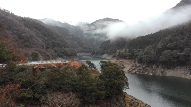 まだ正月休み気分が抜けきれない1月3連休は四国へ。四国は3年ほど在住した間に（平成ヒトケタの時代）、主だったところは行ったけれども、自治体で言えばまだ未訪の地も残っているので、知らない街歩き（と言っても車で行きます）を目的に、愛媛と高知の街巡り。<br /><br />未知の街へ行くのが目的なので、点々と離れている自治体を目的にすると、相当の移動距離になり、3日間のレンタカーで1,000km近く走りました。<br /><br />JALふるさと割で、パッケージが8,000円引き。もともと、こんな突拍子もないルートで回る旅に同行者なんているわけないところ、たまたま3連休にどこか行こうか考えている旅友2人が同行することに。行くだけだから、つまらないよ・・って念押しして出発です。<br /><br />高知は、行ったことのない自治体が点々としています。<br />これを2日で回ってしまおうという計画、走りっぱなしになりそうです。<br />思い通りにいくかどうか・・・。<br /><br />■スケジュール（当初の腹づもり）<br />1/5（金）東京-松山（泊）<br />1/6（土）レンタカーで、愛媛県上島町、伊方町を回って、西予市明浜（泊）<br />1/7（日）高知県大月町、三原村、梼原町、津野町を回って高知（泊）<br />1/8（土）高知県大川村、土佐町、本山町、馬路村、北川村を回って、高知空港から羽田へ<br /><br />■JALダイナミックパッケージ<br />●フライト<br />1/5　JAL443　羽田1940　松山2120<br />1/8　JAL498　高知1905　羽田2020<br />●ホテル<br />1/5　松山　ニューグランドホテル　シングルアウトバス<br />1/7　高知　ホテル日航高知　旭ロイヤル　シングル朝食付き＋1,200マイル<br />●オプション<br />レンタカー　1/6松山空港～1/8高知空港　2泊3日乗り捨て<br />カツオ藁焼き体験（昼食付）<br /><br />・基本代金　31,400<br />・OPレンタカー　4,600（レンタル3日1,500＋乗り捨て3,100）<br />・藁焼き体験　100<br />（合計）36,100<br />・割引　▲8,000<br />（支払額）28,100円<br /><br />■別手配<br />1/7　民宿故郷　和室8畳　2食付き　5,850円（▲クーポン1,000）＝4,850円