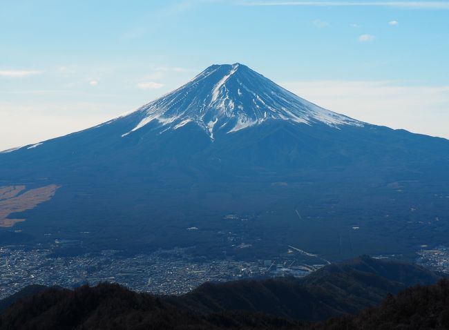 　昨年までは（宿泊を伴う）旅行で山に登っていたのですが、少し長いコースだと体力不足を感じ、今年からはもう少し日帰りで山に行く事に。そこで年明け、最初に選んだのは三ツ峠山。冬のきれいに富士山が見える時に行きたかった山です。ルートはいくつかありますが、自分達は迷わず一番楽な三ツ峠登山口から登るルートを選択。下山は府戸尾根から天上山を経てカチカチ山ロープウェイを利用しました。<br /><br />　三ツ峠登山口まで行く富士急行の路線バスは河口湖駅前からの出発。その河口湖駅までの往復はバスタ新宿からの高速バスを利用。行きは6時発、帰りは初めて歩く山なので少し余裕をもって16時50分発の便を前日に予約しました。