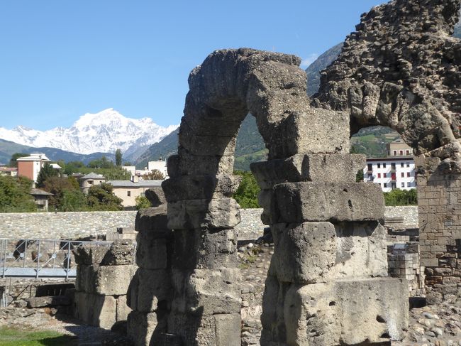 フランスのシャモニー滞在中にモンブラントンネルを通ってイタリア側にある古代都市アオスタを訪問しました。トンネルを通れば60 km程の距離ですので、車で１時間ほどです。モンブラントンネルは長さ12 kmのトンネルですが、トンネルの両側にあるシャモニー（フランス側）とクールマイユール（イタリア側）に定期バスが運行されています。クールマイユールでバスを乗り換えてアオスタの町まで行くことができます。モンブラントンネルを通ること、イタリア北部の古代都市アオスタの観光を目的に、シャモニー発の日帰り観光をしてきました。<br />モンブラントンネル北側のシャモニーと南側のアオスタの風景が全く異なります。アオスタはシャモニーに比べて遥かに気温が高く、ローマ遺跡もあり、雰囲気もイタリアそのものでした。