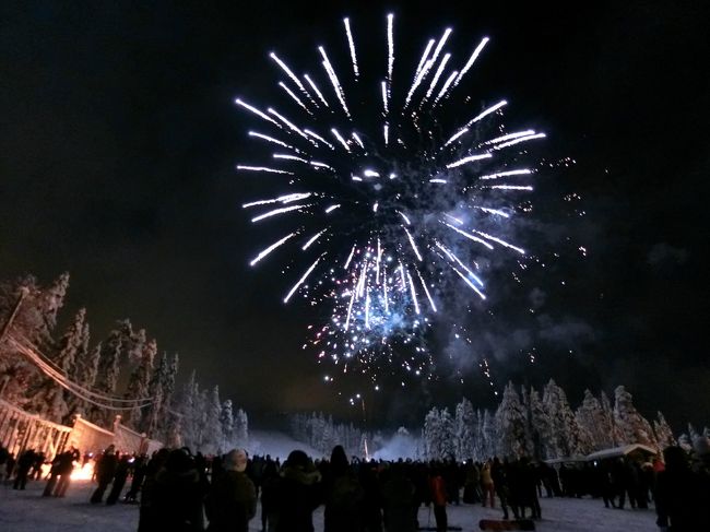 ピックシュオテより大きいゲレンデであるイソシュオテにて新年の花火鑑賞。