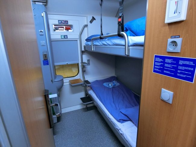 ロヴァニエミからヘルシンキへ寝台列車で約12時間の旅。<br />食堂車も有る。<br />2人で2段ベッドの部屋へ。<br />狭いがわりと快適であった。