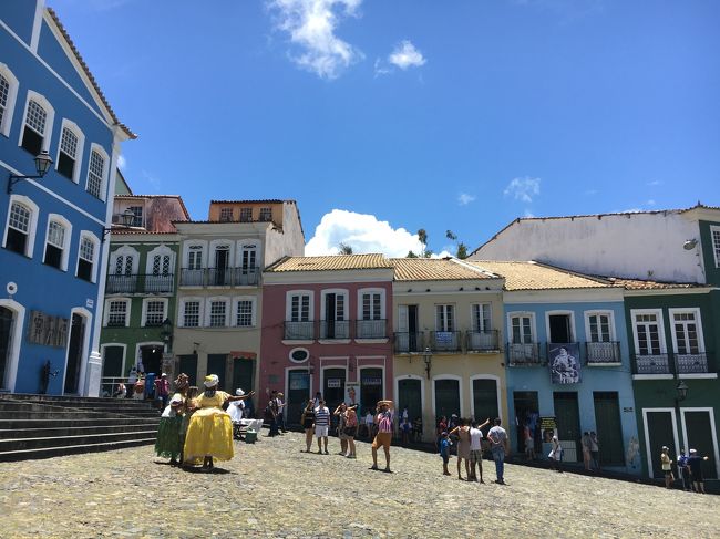 ブラジルの中でも黒人の多い地区らしいが、僅か2泊3日ではあまり感じませんでした。<br />只、改めて、昔、奴隷市場のあった場所に立つと悲しさでいっぱいになりました。<br />タクシーを借りて観光スポットを周りました。<br />一番笑えたのは、運転手が、<br />「中国製品が沢山、売られているけど行きますか？」<br />「本物ですか？」<br />「almost」