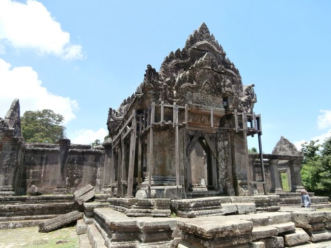 今回のカンボジア旅は、タイとの国境近くにある第二の世界遺産『プレアヴィヒア』へ行く事と、プノンペン近郊にあるウドンの仏教遺跡群も観光しようと計画。　事前に、インターネットの旅行掲示板にてシェアー仲間を募集していたところ、カンボジアにすでに滞在している日本人の若者から連絡が有り、その若者と連絡を取りながら下記旅行日程を設定した。<br /><br />１日目：成田⇒ホーチミン(乗継)⇒プノンペン<br />２日目：プノンペン滞在（ウドン観光）<br />３日目：プノンペン⇒シェムリアップ<br />４日目ー７日目：シェムリアップ滞在<br />　中１日（プレアヴィヒア観光）<br />７日目：シェムリアップ⇒ハノイ(乗継)⇒成田<br />８日目：早朝着
