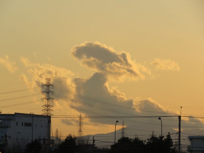 1月9日、午後4時27分頃にふじみ野市より影富士を見ていたところ、神奈川県の大山付近で昇り龍のような雲を見ました。<br /><br /><br /><br />*昇り龍のような雲が見られる<br />