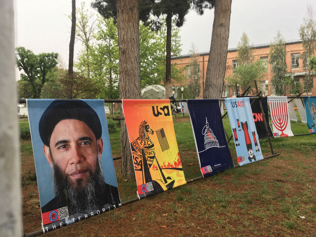 長かったこのイラン旅も最終目的地であるテヘランへ。<br /> <br />テヘランはイランの首都だが、いろいろな情報によればシーラーズやエスファハンと比べて、観光的にはつまらない場所だという噂。<br />果たして本当につまらない場所なのか?<br /><br />この旅の本当の目的である「本当に悪の枢軸なのか?」という疑問について、何気なしに訪れた「軍事博物館」にて、イランがアメリカなどの国から「そう思われている理由」が何となく分かることに…。<br /><br />さて、その理由とはっ!<br /><br />本家ホームページ<br />http://hornets.homeunix.org<br /><br />instagram<br />https://www.instagram.com/hornets_homeunix_org/<br /><br />twitter<br />https://twitter.com/hornets_ski_org<br /><br /><br />Day1 イスファハーンの観光スポットは「橋」?<br />http://4travel.jp/travelogue/11279790<br /><br />Day3 「世界の半分」と言われていたイスファハーンの広場は本当に「世界の半分」なのか?<br />http://4travel.jp/travelogue/11284673<br /><br />Day4 イランなのに「アルメニア人」について学んでみた!<br />http://4travel.jp/travelogue/11292235<br /><br />Day5 ヤズドの乾いた土地では果たしてどうやって水を確保するのかっ?<br />http://4travel.jp/travelogue/11296697<br /><br />Day6 ローカルバスで「ペルシャ」丸出しの世界遺産「ペルセポリス遺跡」に行ってみよう!<br />http://4travel.jp/travelogue/11301122<br /><br />Day7 シーラーズのフォトジェニックスポット「ピンクモスク」で知る「幻想的な写真」の理想と現実<br />http://4travel.jp/travelogue/11307707<br /><br />Day8 聖地マシャハドでイスラム教にどっぷり浸かってみた!<br />http://4travel.jp/travelogue/11311768<br /><br />Day9 【完結編】テヘランで知る「なぜイランはここまで世界で嫌われる?」その理由<br />http://4travel.jp/travelogue/11320758<br /><br />さて、ここでちょっとしたお知らせ。<br />現在、旅の情報をいろいろな方法でお伝えしたいと思っていて、その一つとして、まず、動画による旅行記の作成しよう!と手を染め始めました。<br />そんなこんなで、今回の旅行記とは関係ないのですが、手始めに先日行った青森の小旅行を動画にまとめてみました。<br />お時間があれば(お時間無くとも)是非一度ご覧ください!<br />https://www.youtube.com/watch?v=dXtk2tKL5zs<br /><br />https://www.youtube.com/watch?v=bMnKjsifdMc<br /><br />https://www.youtube.com/watch?v=e0pVI5aYXEo<br /><br />