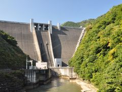 観光放流でにぎわう”宮ヶ瀬ダム”