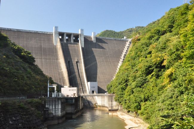 観光放流でにぎわう”宮ヶ瀬ダム”