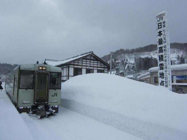 お正月休みの１１日間を利用して長野・新潟の100名城のうち６城を青春18切符を使用してめぐってきました。お正月でお城のスタンプが押せない日があったりで日程を変更したりしましたが、ついでに気になっていた温泉やグルメを堪能して来ました。<br /><br />★14の旅行記散歩ルート<br />長野駅→長岡駅→新潟駅→魚沼釜蔵（夕食）→スーパーホテル新潟<br /><br />１．東京から白骨温泉へ移動～かつらの湯 丸永旅館宿泊<br />２．白骨温泉 日帰り泡の湯本館＆周辺散策<br />３．松代ゲストハウス布袋屋宿泊＆松代散策<br />４．松代城～旧松代駅～象山神社<br />５．上田電鉄別所線　フォトジェニックな八木沢駅<br />６．別所温泉さんぽ<br />７．元旦の善光寺に初詣に行く<br />８．渋温泉へ移動＆渋温泉九湯めぐり<br />９．渋温泉 九湯めぐり（まとめ）<br />10．渋温泉さんぽ（九湯めぐり～渋高薬師～温泉寺～小古井菓子店～茶房ふるさと）<br />11．「スノーモンキーホリデー観にバス」で地獄谷野猿公苑へ<br />12．地獄谷野猿公苑の入口にある猿座カフェ＆幸鮨<br />13．渋温泉 小石川旅館でモーニング＆スノーモンキー号で長野へ<br />14．飯山線で長野から新潟へ＆魚沼釜蔵で夕食←★今ここ<br />15．新発田城＆新発田さんぽ<br />16．新潟グルメ＆白山神社＆Ｂｅｆｃｏばかうけ展望台<br />17．本棚の奥がベットのＢＯＯＫ ＩＮＮに宿泊<br />18．白鳥飛来地の瓢湖へ電車と徒歩で行ってみる<br />19．しょこら亭 瓢湖店～かつ丼政家<br />20．月岡温泉さんぽ<br />21．小嶋屋のへぎそば～現美新幹線乗車<br />22．突然雨と雪が降ってきた春日山城<br />23．春日山から上田に移動～犀の角宿泊<br />24．真田昌幸が築城した上田城<br />25．上田柳町 ルヴァンでランチ<br />26．小諸城址（懐古園）さんぽ<br />27．松本に移動～松本からあげセンター～縄手通り<br />28．国宝 ５重６階天守の松本城<br />29．松本 時代遅れの洋食屋おきな堂～珈琲まるも～東京に移動