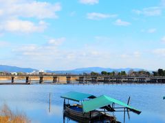 渡月橋を渡りながら冬枯れの嵐山を