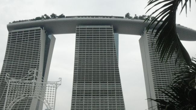写真はマリーナ・ベイ・サンズの近代的な建物。<br />屋上にあるプールがユニークである。<br />1965年にマレーシアから資源も、お金もなく<br />まったくゼロの状態で独立したシンガポールは<br />50数年後にここまで発展していた。<br />驚くと同時にどこまでこの調子で経済発展を<br />継続するのだろうか。<br />一般のシンガポーリアン達はこの経済成長の<br />スピードに歩みをそろえて進んでいるのだろうか。<br />今回の短い訪問で過去を振り返りながら将来の方向性も<br />感じる事が出来ればと考えていた。<br /><br />（2017年9月15日～10月9日の２５日間のイギリスとカナダ、<br />一旦帰国して12月22日～2018年1月８日の１８日間、合計４３日間）<br />※ビザはスリランカ、カンボジア必要（事前に取得した）<br />○Star Alliance Booking and Flyで世界一周航空券を購入した、<br />　◎フライト2017年12月30日(土)、コロンボ発シンガポール行き<br />Departure time01:10 ―07：40着<br />コロンボ - カトゥナーヤカ (CMB) 、ロータスラウンジSQはアラリヤラウンジ<br />Arrival time 07:40 シンガポール・チャンギ国際空港 (SIN) <br />SQ469、T2へ<br /><br />マレーシアで一泊した後カンボジアへ<br />３泊してアンコールワットなど見た。<br />またクアラルンプールで３泊した<br />１月6日KL ・KUL～SIN　ドリンク、ピーナツが付いた<br />10：50発11：55着（座席は有料なので指定せず）<br />ホテルは大きく１ＬＤＫキッチン付きと長期滞在できる<br />２人374.2リンギ（カードで９，６８１円）１リンギ２６円<br /><br />１月６日土曜シンガポール、スタンダードツイン、朝食なしポットつき、<br />支払い済み<br />YMCAアットワンオーチャード 3つ星<br />One orchard Road　Singapore, 238824シンガポール　ミネラルウオーター一人1本毎日あり<br />電話: +65 63366000　　ドビーゴートから3分で空港まで2本乗換156U＄<br />S$213.2（7 % の税金10 % の施設サービス料 別184U＄込249・5S＄込<br />10月30日支払い済　250.94s＄、21,312円<br />◎2018年1月8日(月)、シンガポール発羽田行きNH842全日空<br />Departure time 10:55 シンガポール・チャンギ国際空港 (SIN)T2 <br />Arrival time 18:30 東京 - 羽田 (HND)<br />実際は11：20離陸して18：20着陸した。 <br />SATSプレミアチェックインラウンジ２Fで3h前から<br />エスカレーターでSATSプレミアクラブラウンジ　３F<br />実際はシルバーシルクラウンジ。右側のメインのラウンジ利用。<br />着陸から入国してバスに乗るまで40分と早かった。<br />預け荷物がないので早く出られたのかとも思う。<br />成田と違って羽田はあまり飛行場内を<br />歩かないで出られるので便利だ。<br />羽田でJALと書いてある宅配便店に行った。<br />楽天プレミアムカードとアメックスゴールド２枚で計3個宅配便頼める。<br />バスは１９頃乗り１９：５０最寄駅に到着し自宅へ帰宅した。<br /><br /><br /><br />	