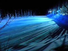 厳冬の白金温泉　②　青い池の昼と夜　