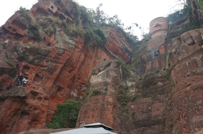 峨眉山で初日の出を拝んで、ふもとの報国寺車站までバスで下りてきました。ここから楽山に移動して大仏を見に行きます。<br /><br />12月29日　成田→（NH0947）→成都<br />12月30日　成都→（バス）→峨眉山<br />12月31日　峨眉山<br />★1月1日　峨眉山→（バス）→楽山<br />★1月2日　楽山<br />1月3日　楽山→（バス）→三井→（バス）→楽山<br />1月4日　楽山→（バス）→成都<br />1月5日　成都<br />1月6日　成都→成田