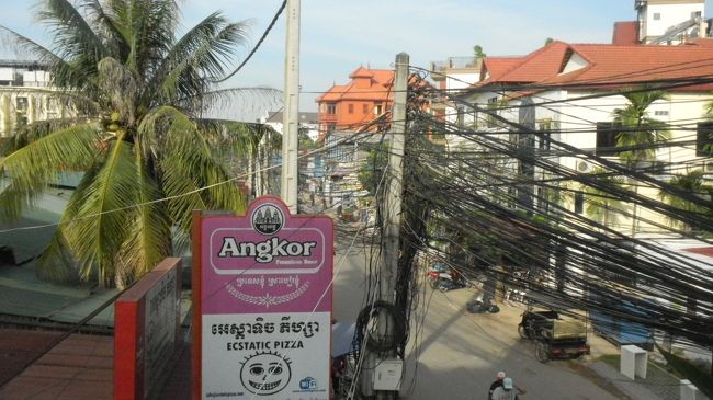 写真はホテルの2階のバルコニーから見た電線の束。<br />複雑に入り組んでいて、もし一本の線がどこか不具合に<br />なっても修復がとても難しそうだ。<br />私の体の筋肉も疲れてかなり複雑に痛んでいるようなので<br />バンコクの空港、スリランカに続いて<br />カンボジアでもクメールマッサージで癒していただくことにした。<br /><br />スケジュール<br />（2017年9月15日～10月9日の２５日間のイギリスとカナダ、<br />一旦帰国して12月22日～2018年1月８日の１８日間、合計４３日間）<br />※ビザはスリランカ、カンボジア必要（事前に取得した）<br />○Star Alliance Booking and Flyで世界一周航空券を購入した。<br />12月31日（日）　ビザ必要、空港でアライバルビザも取得できる<br />ネットで12月3日（日）一人36ドル、4118円、5時間後に承認され<br />2部印刷済み（出国時も提出した為）<br />マレーシア航空　時差1時間<br />クアラルンプールKUL　１０：３０シェムリアップREP１１：４０約2時間<br /><br />１２月３１日（日）から2018年１月３日、<br />カンボジアではドルから両替せずそのまま使えた。<br />カンボジア、シェムリアップ<br />La Da Kiri Boutique Hotel(ラ ダ キリ ブティック ホテル)4つ星<br />Sok San road, Siem Reap Central Areas, シェムリアップ, カンボジア<br />朝食スーペリアツイン　129.6＄冷蔵庫、ポット、スパ、レストラン<br />(電話:+85585686899)￥14,693US$129.60　<br /><br />◎1月3日シェムリアップREPから　　KUL KLIA2の空港着、時差１H、<br />エアアジア541便　　　　15:05　　18:15　　２H10m 