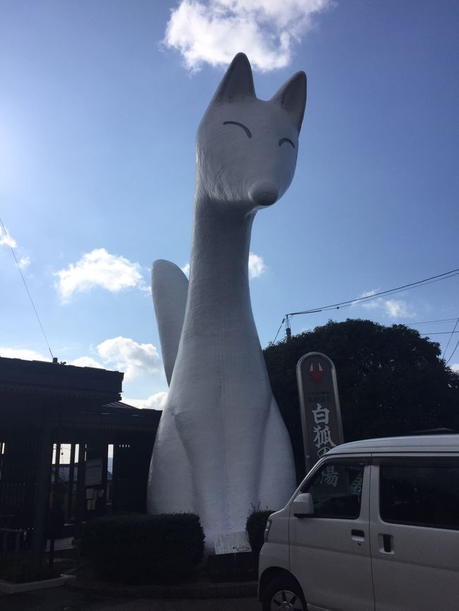東南アジアに住んでいると、冬に日本に帰国する気にはならない。しかし帰らざる用事が出来て冬の日本に一時帰国する事に。ならば冬の食べ物を食べたい!と下関までフグ食べに行く事にしました。新幹線で行こうかと思いましたがもうすぐ切れるマイレージもあるので福岡まで飛行機で行きレンタカーで下関まで行く事に。この日も吹雪。無事に辿り着けたでしょうか。