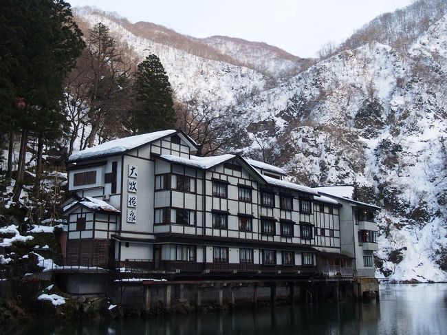 船でしか行けない秘湯!大牧温泉。行きたかった~<br />いつものように同僚から、行かない?と言われたのが9月末!<br />休みの日設定が少なかったので、3連休の日~月で行ける1月7日出発で決定!<br />5名参加だったので、お一人様35,000円 1泊2食付<br /><br />予約完了時、今年は、寒くなるのが早かったので雪が見られたらいいね~なんて話しておりました。<br />ところが12月に入ると大雪情報が・・・庄川周辺も五箇山・菅沼集落も雪ゆき雪!<br /><br />南砺市ライブカメラ https://www.city.nanto.toyama.jp/webapps/www/kanko/livecam/livecam.html<br />ライブカメラと天気予報で確認をしては、スノーブーツ・傘も必要と防寒対策をしっかり準備!<br /><br />正月明けからずっと最高4℃/最低0℃となっていたのに、6日土曜からいきなり9℃/0℃<br />日曜日も7℃/1℃ 月曜日に至っては、雨で10℃・・・雪がなくなるんじゃないの~<br /><br />とりあえず、楽しむぞ~出発地は天王寺 7:10発 クラブツーリズム<br />他 集合地 なんばパークス・梅田・京都を経て 9:00改めて出発!<br />総勢31名 バスはゆったり9列シート 前の席とはドーンと離れています。少々シートを倒しても大丈夫!<br />ツアーディレクターさんは、トザワさん。運転手はノナカさん。<br /><br />トザワさんのバスガイドかって言うぐらいの的確な案内と旅の豆知識&観光地の案内!素敵でしたよ~。<br />あ~次はそこにも行きたいよ~って言うお話が聴けました。<br /><br />SAは草津9:26着 9:40発<br />南条 11:10着 11:40発<br />小矢部 13:00着 13:10発<br /><br />井波の街並み 13:35到着 14:50発(1時間ゆったり自由観光)<br />小牧 庄川遊覧船乗場 15:20発 約30分乗船<br />船を降りたらもう逃げられないのよ~2時間ドラマの撮影にはぴったりね。<br />サスペンスの香りがよく似合う渓谷の一軒宿。露天風呂も楽しみ!<br /><br />
