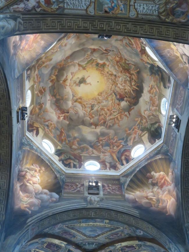 表紙の写真・パルマ大聖堂「Kattedrale di santa maria assunta」のクーポラに描かれたコレッジョによる「聖母被昇天」これが見たかった(^^)<br /><br />美術館でコレッジョの優しい雰囲気の絵画を堪能して、大聖堂の聖母被昇天を見上げますと衝撃を受けます。<br /><br />地上から25メートルの空間美・圧巻です・・キリストがマリアを迎えにきて天に昇って行きます。。。言葉はいりませんね！<br /><br />＊＊ベネット・アンテーラミ（Benedetto Antelami)ウィキぺディアより。<br />パルマ大聖堂の仕事で知られる12世紀から13世紀の彫刻家・建築家・<br /><br />☆訪問時にミサが行われる事があり、その時は見上げられない場合もあるかと思いますが、ぜひ見上げてみてください。<br /><br /><br />