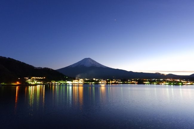 今年の旅始めは河口湖！<br />友人と二人でひたすら富士山のビューポイントを巡ってきました。<br />場所や時間によって、様々な姿をみせる富士山。<br />その美しさは言葉ではなかなか表現できません。<br /><br />ひたすら富士山を拝み続けた２日間！運気が上がったかな？<br /><br />旅の行程は以下のとおりです。<br />＜１日目＞<br />新倉富士浅間神社→木の花美術館→富ノ湖ホテル宿泊（ホテルから冬花火鑑賞！）<br />＜二日目＞<br />河口湖遊覧船→カチカチ山<br /><br />富士山の写真ばかりですが、良かったらご覧ください！<br />旅行記その２は冬花火、星空、遊覧船、かちかち山の記録です。