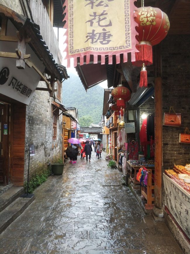 桂林・漓江観光の目玉のひとつ、興坪は小さな町です。<br />その一部分はむかしの木造建築を活かした商店街〈興坪古鎮〉になっていました。<br />どこかしら懐かしいような、こじんまりとした路地です。