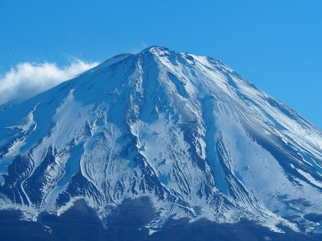 ヴィラ本栖に泊まって<br />1日目は鳴沢氷穴と紅葉台ハイキング<br />2日目は竜ケ岳にハイキングに行ってきました。冬山なのに積雪もなく富士山の絶景を見ながらの快適ハイキング。<br />http://www.chuo-villamotosu.jp/<br />ヴィラ本栖は中央区の保養施設ですが、区外の人でも泊まれます。<br />