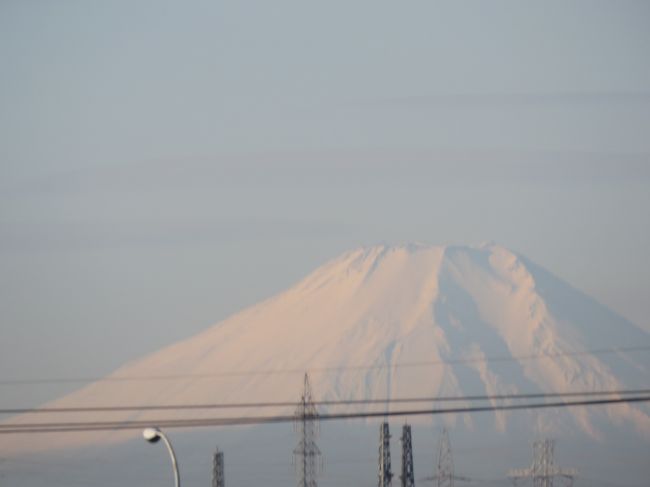 1月8日、午前8時にふじみ野市より富士山が見られました。　富士山の上に薄っすらとすじ雲が走っていたのが印象的でした。<br /><br /><br /><br />*写真は富士山の上に薄っすらとすじ雲が走っていた風景<br /><br />