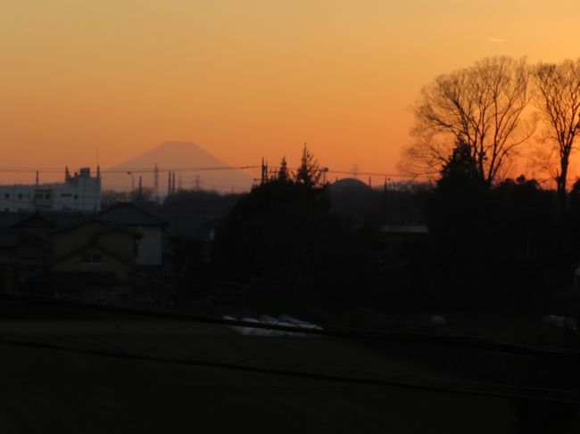 1月15日午後4時40分過ぎよりふじみ野市から素晴らしい影富士が見られました。　また、九州方面へ飛行している飛行機が見られました。<br /><br /><br /><br />*写真は午後4時44分頃に見られた影富士・・・右上に飛行機によるすじ雲が見られる