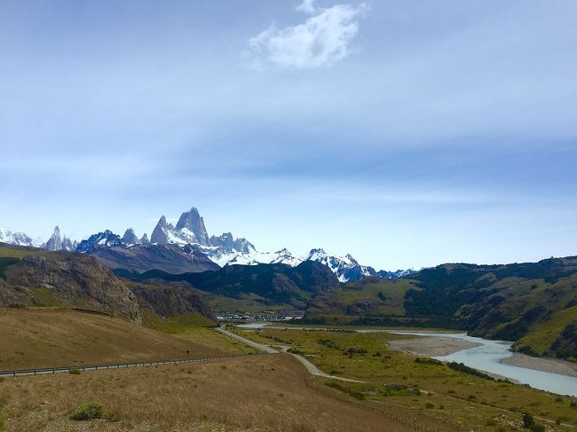 ●エル・チャルテン　憧れのフィッツロイ山へ！<br />　カラファテから約3時間北上し、エルチャルテンへ。背の低い黄緑色の植物たちに覆い尽くされた荒野の中に突如、ギザギザしたカッコイイ形のフィッツロイ山を拝むことができました。気流が激しい地域なのでしょうか、めったに山頂を拝むことができないくらいいつも雲に覆われているようで、原住民のかたはこの山をエル・チャルティン（煙を吐く山）と呼んでいたそうです。雲に覆われていないフィッツロイ山に出会えたときの感動は言葉では言い表せないものでした。<br /><br />●エル・チャルテンへの現地ツアーについて（反省点）<br />　氷河と同様、Viatorから事前予約しました。終わったことなのですしとても良い景色に出会えたので、グチグチ書きたくないですが、備忘録として・・・<br />　反省点としては、氷河ツアー同様、現地旅行会社と直接連絡が取れるような予約形態にすべきだったことです。もしくは個人でバスで向かっても良かったかもしれません。<br />　当初Viatorのツアーは、所要時間：16-7時間、トレッキング時間：6-7時間とあり、トーレ湖を目指すもので、12月末にメール連絡を頂いたときも早朝（7:30)出発でした。実際は、所要時間：9時間ぐらい、トレッキング時間：3.5時間でした。トーレ湖では無く、カプリ湖を目指すものでした（涙）。残念でしたが、それはそれでとても良いものでした。<br /><br />　7:30にホテルロビーで待つものの、30分立ってもの送迎車は来ず・・前日同様ブラジル人ご夫婦と「来ないですね～行先一緒ですか？」なんて話をしていると彼等の車はやってきて、我々の送迎社は来ず・・・40分くらい待っていると、さすがにホテルのフロントの方も心配して色々と話かけてきてくれたり、一生懸命に旅行会社の方とコンタクトを取ろうとしてくださりました。その結果・・・出発が7:30から10:30に変更したとのこと・・・。トーレ湖いけないな、と直感的に思いました。<br />10:30にガイドさんが迎えに来てくださった際、「直前に時間変更したこと、何かあったんですか？」と確認するものの、「このツアーはもともと10:30くらい出発だよ」とのこと・・・。おーい！これは元締めのViatorが悪いっすね。Viatorとはメールで色々とこの件では今やりとりしています。色々なツアーがあり魅力的なサイトなんですが！<br /><br />※現地の旅行会社はパタゴニアドリーム社でしたが、こちらのガイドさんはとても良い方でした。約3時間の移動時間にパタゴニアの歴史・自然・文化をスペイン語・英語で交互にお話しくださいました。途中マテ茶をふるまってくださったり。<br />上記のツアーは3時間の移動時間中、一度トイレ休憩があり、そしてランチ付きでした。カプリ湖トレッキングもしくは、ちょっと歩くだけのコースの2択がありましたよ！