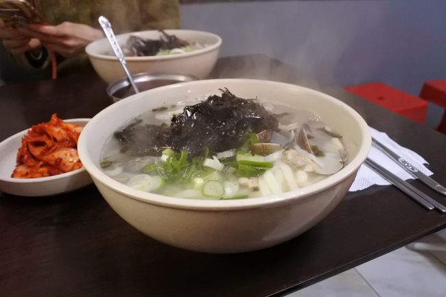 今年もソウル観劇の旅は続きそうです・・・<br /><br />朝ごはんに貝カルグクスを食べて<br />めんどくさいけど、帰りも羽田経由で大阪まで帰ります<br /><br /><br />往 路:NH861 HND08:50-11:25GMP<br />復 路:NH864 GMP12:25-14:25HND<br />宿 泊:ザ アン ホステル<br />観 劇:『ラストキス』『アンナカレーニナ』<br />費 用:約1万円