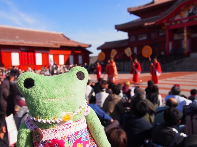 ハイタイ、けろ子です。<br />みなさま「いいそーぐゎちでーびる（あけましておねでとうございます）」<br />今年も昨年に続き元日沖縄１人旅です。<br /><br />今回は初めて１人で高速バスに乗って名護、本部方面へ行ってみました。<br />バスの事も事前に調べて行ったけれど分からなかったら必ず人に聞く！！<br />これが１番大切で確実だと実感しました。<br />大感動の美ら海水族館も沖縄に１０回以上来ているのに初めて行きました。<br />こんなにも感動するとは思わなくて、また行きたくなりました。<br />ずっとやってみたかった紅型体験も想像以上に楽しくて！！<br />昨年、見損ねていた首里城の国王様と王妃様の出御も見られました。<br /><br />毎回初体験の多い旅ではあるけれど今回も沢山の初体験をして<br />人の温かさにふれて充実した旅行になりました。<br />年末の疲れが溜まっていて後半はかなり疲労困憊になってしまったけど。。。<br /><br />★ＡＮＡネット予約<br />伊丹ー那覇￥９７００（旅割７５）<br />那覇ー伊丹￥１８０００（旅割７５）<br />ＡＮＡコイン利用でー￥４０００<br /><br />★宿泊<br />ホテルゆがふいんおきなわ（楽天トラベル９／１２予約）<br />ＷＥＢ割 本格中華食べ放題ゆがふいんおきなわグルメステイプラン<br />新館コンパクトハリウッドツイン１泊２食<br />￥１３７００<br /><br />Ｓｅａ－ＰａっＰａ（前回宿泊時に直接予約）<br />女性専用ゲストハウス<br />プライベートルーム２連泊（食事なし）<br />￥２４２５×２日 ￥４８５０<br /><br />★那覇まちまーい<br />国際通りのワキ道ヨコ道ウラの道<br />￥１０００