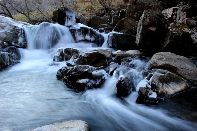 ☆気温が氷点下９度まで下がった日、氷結を期待して平田村の山鶏滝へ行ってきました。<br />今期の冬は例年より寒く最低気温は氷点下４度、５度にはなりますが<br />真冬日(最高気温が０度以下)の日はありませんでした。<br />水量の少ない渓流や滝なら氷点下の日が数日続けば氷結し始めますが<br />水量の多い渓流や滝は氷点下１０度近くまで下がらないと大きくは氷結しません。<br />さらに日中の気温がプラスだと氷結しても解けてしまうのであまり成長しません。<br />理想的には氷点下５度を下回り真冬日が数日続いた時です。<br /><br />そんな中１/１３は最低気温が氷点下９度の予報が出たので<br />これなら水量の多い山鶏滝渓谷も凍り始めるだろうと<br />まだ夜が明けない５時半に我が家を出発しました。<br />車のフロントガラスは霜でカッチカチ、途中の池も凍っています。<br />この分なら程よい氷結が期待できるかも・・・・<br /><br /><br />