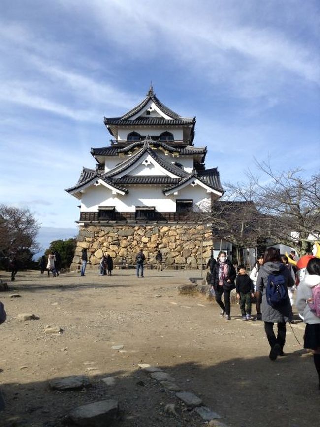 国宝の天守閣のある彦根城に行ってきました。真冬の寒い日でしたのでそれほど人は多くなかったのでゆっくりと楽しむことができました。