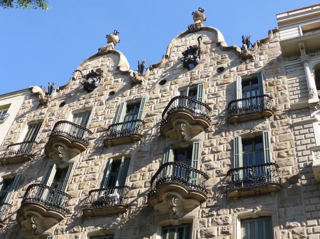 バルセロナの中心地「カタルーニャ広場」付近にあるガウディの建築物：カサ・カルベット！<br />