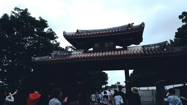 高校２年の修学旅行で、生まれて初めての飛行機で、生まれて初めての沖縄へ。今回は３０数年振りの再訪問です。<br /><br />某市へのふるさと納税の返礼のピーチポイントが残ってたんですが、気がついたら昨年１１月で有効期限切れ！！<br />中途半端なポイントなんで、国内旅行どこ行こうかと思案中、４トラ親父仲間の「Ｔさん」より「沖縄は？」とのご提案。<br />超久しぶりに良いなってことで慌ててチケット購入しました。<br /><br />今回の旅の行程は以下の通り。<br /><br />■２０１８年３月１８日<br />　大阪関空→沖縄那覇　by　ピーチ航空<br />　　往復１３,７３０円（▲１０，０００ｐｔ）<br />　　実費３，７３０円　<br /><br />■２０１８年３月１８日→２１日<br />　ＧＲＧホテル那覇　<br />　　シングル３泊朝食付　１８，５００円<br /><br />　レンタカー　１日　２，９００円<br /><br />■２０１８年３月２１日<br />　沖縄那覇→大阪関空　by　ピーチ航空<br /><br />当初、一人旅の予定でしたが、沖縄について色々と「Ｔさん」に相談してると、「Ｔさん」も旅の虫がムズムズ騒いだようで、保護者として同行してくれることになり、ミイラ取りのミイラ（失礼、、）との親父コンビ旅となりました。<br /><br />旅立ちの9日前、長男が受験した国立大学の前期二次試験の合格発表があり、何とか第一希望の国立大学に入学決定！！<br />お陰さまで気分よく旅立つことができました。<br /><br /><br /><br /><br />